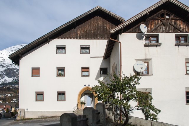 Bild 42: Ein Stück altes Perfuchs ist das Doppelhaus mit den HNr. 18, 20 + 26. Nach einem Brand im Jahr 1923 wurden diese Häuser neu und verändert wieder aufgebaut. Nur das zurückgesetzte Haus (Nr. 18) mit dem Wandgemälde hat sich in seiner ursprünglichen Form noch erhalten. In diesem Anwesen wurde auch der Maler Joseph Grieß geboren, welcher 1767 das bekannte Bild der Rosariprozession malte.  | Foto: © Copyright Ing. Günter Kramarcsik