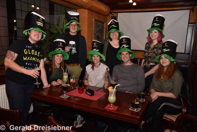 (3.v.l.) Andy Höller der Inhaber des Lokales, mit Gästen zum St. Patrick`` s Day