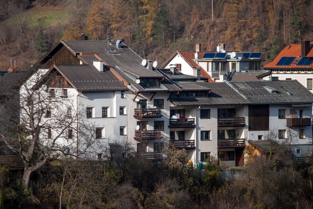 Bild 43: Ostansicht der Häuser Nr. 18, 22, 26 + 28 und dahinter die Dachlandschaften der Häuser Nr. 20, 20a + 24. | Foto: © Copyright Ing. Günter Kramarcsik