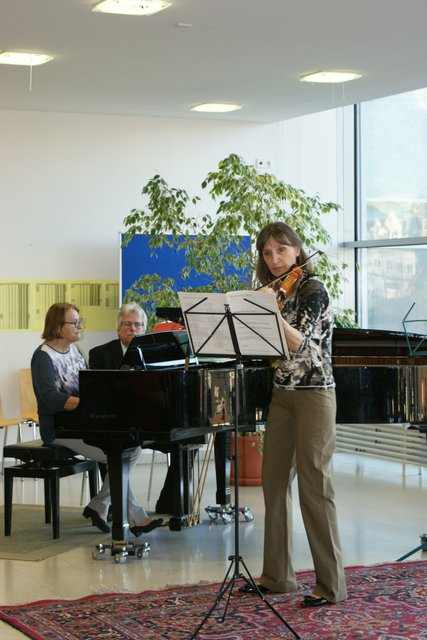 Gabriele Kramer-Webinger und Joachim Adolf am Klavier, Katalin Mezö an der Violine | Foto: Tanja Schweigler