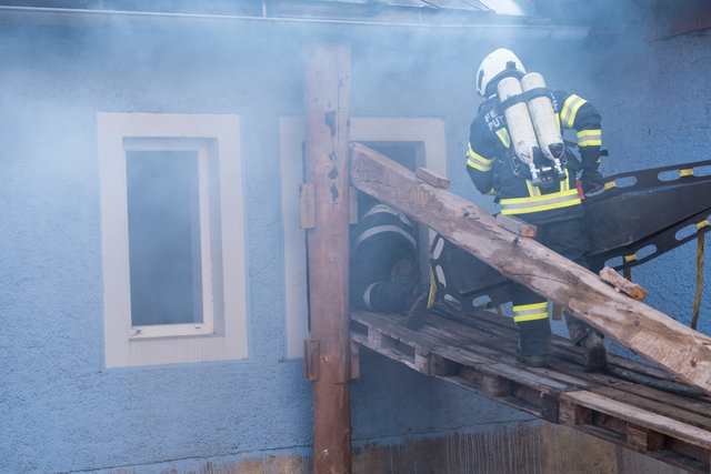 Unter erschwerten Bedingungen galt es für die Florianis eine 'Menschenrettung' bei einem 'geplanten' Hausbrand durchzuführen.