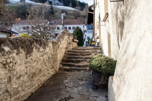 Bild 39: Teilansicht der historischen Einfriedungen (siehe auch Bild 45 in Richtung Gerburg) entlang dem Zugang zum Eingang Marthhaus. Im Hintergrund ist das neuzeitliche Objekt der Lebenshilfe zu sehen. | Foto: © Copyright Ing. Günter Kramarcsik