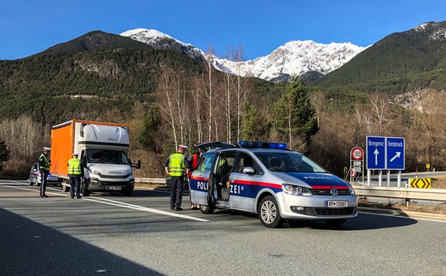 Im Bereich von Zirl West kollidierte der Ukrainer mit seinem Klein-Laster mit einem VW Bus. Der Alkoholtest vor Ort ergab einen Wert von mehr als 1 Promille. | Foto: zeitungsfoto.at