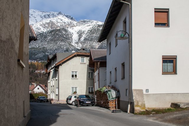 Bild 44: Die Straßendurchsicht in Richtung Norden zeigt im Gegensatz zu Bild 43 die straßenseitigen Westansichten der Häuser 20, 20a + HNr. 24 im Hintergrund. Im Jahr 1923 brannten die zusammengebauten Objekte nieder.  | Foto: © Copyright Ing. Günter Kramarcsik