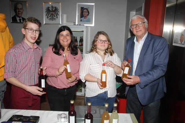 Niklas Pazelt, Lehrerin Karin Mondl, Anna Pendler und WK-Funktionär Erich Bettel.