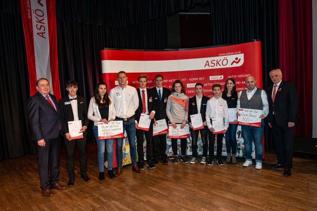 Askö-Präsident Erich Haider (li.) mit den zehn geehrten Sportlern aus Steyr. | Foto: Askö OÖ