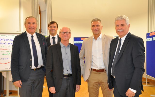 SALK Geschäftsführer Paul Sungler,  Jürgen Koehler im Vorstand des Uniklinikums Salzburg, Gesundheits- und Spitalsreferent LH-Stv. Christian Stöckl, Salzburger Vertreter der AUVA mit Wolfgang Voelckel und Herbert Koutny (v.li.). | Foto: SALK