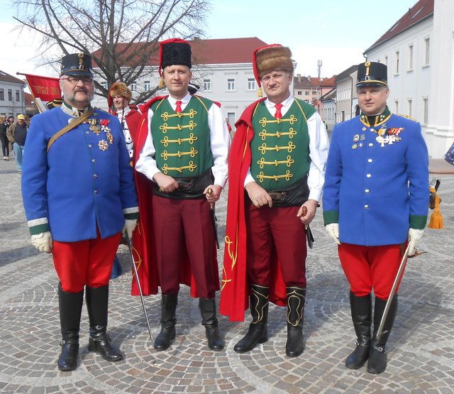 Von links: Manfred Weickinger, Oberst i.Tr. Bund ehem. 4er Dragoner, 2. Pandurenhauptmann Jure Sain, 1. Pandurenhauptmann Vladimir Potnar und Harald Eggenberger Wachtmeister i.Tr. Bund ehem. 4er Dragoner.  | Foto: 4er Dragoner