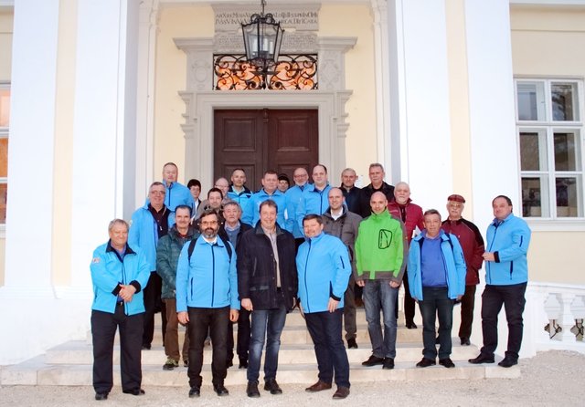 Das Bezirksteam der Ehrenamtlichen Zivilschutzbeauftragten des Bezirkes in Wilfersdorf v.L.: Prof.Mag.Öfferl Josef,Schütz Klaus,Frühwirth Josef,Pfeiler Ludwig, Mitrovic Alfred, Schrödl Kurt, Schrödl Edith, Woditschka Franz,DI Svec Adalbert, Greilinger Alois,GGR Böhm Andreas ,Ing.Graf Georg, GGR Robl Herbert, Sutoris Dieter, GGR Pfanner Reinhard, Czech jun. Alfred, GR Schmiedt Alexander, GGR Langer Johann, GR Ing.Hauer Werner,StR a.D.Leisser Karl,Thiem Johann,GR Stahl Roman,HOL Zimmermann Franz. | Foto: Sock