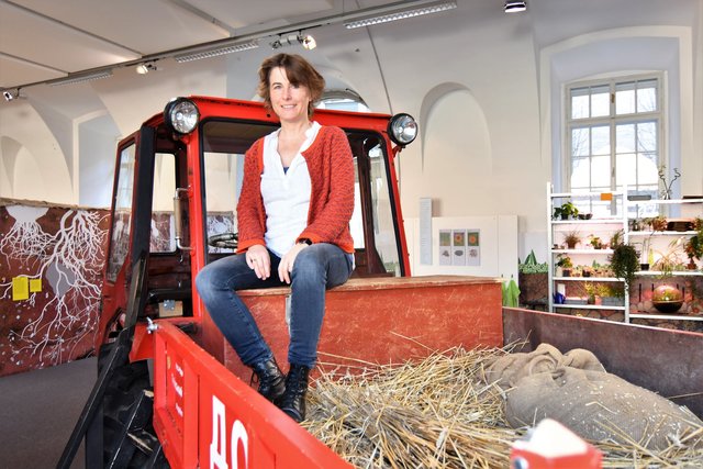 Christiane Thenius mitten in der aktuellen Ausstellung "Erde. Erde", die noch bis 1. September zu sehen ist. | Foto: Markus Spitzauer