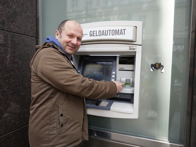 Aus dem Bankomatenfinanziert sich Georg Dinhobl aka "Georg aus Wien" heutzutage nicht mehr. | Foto: Max Spitzauer