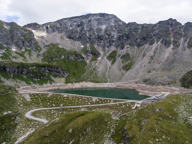 Beim Feldseedamm auf mehr als 2.200 Metern Seehöhe ist es notwendig, die Abdichtung des Dammuntergrundes zu erneuern | Foto: Kelag