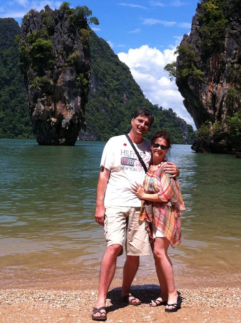 Günther Teufl und Frau Christiane beim Thailand-Urlaub. Im Hintergrund ist die James Bond Island zu sehen.