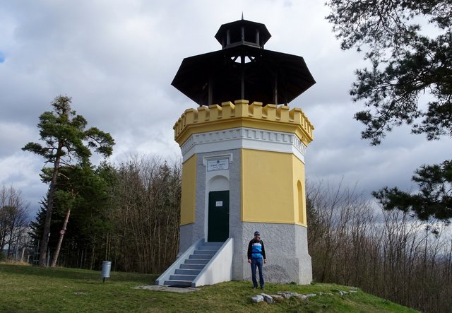 Die Donauwarte auf dem Braunsdorfer Berg auf 450 Meter Seehöhe bietet einen atemberaubenden Tiefblick ins Donautal.