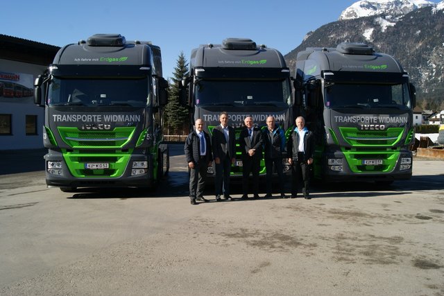 Die Firma Widmann ist nun im Besitz von drei Erdgas-Sattelzugmaschinen Modell Stralis Naturale Power aus dem Hause Iveco.  | Foto: tigas