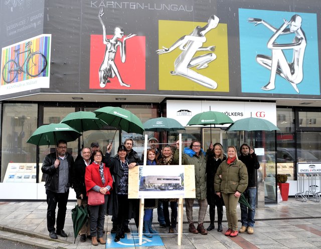Vor dem "Seepark"-Haus: Michael Printschler, Reinhard und Erika Kager, Lukas Oberzaucher, Petra Weißenböck, Hannes Marktl, Monika Peitler, Mario Egger, Johanna Tschabitscher, Jens und Tamara August, Antje Güttler, Helmut "John" Rohrmoser | Foto: Thun