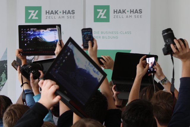 Es wird mit allen Medien gearbeitet - DigBiz Unterricht an der HAK Zell am See