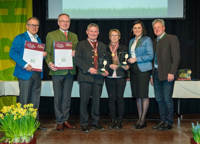 Erwin und Anna Diermayr holten mit ihrem im Eichenfass gelagerten Maischebrand und dem Weichsel-Kirsch Likör gleich zwei goldene Stamperl. | Foto: LK OÖ/Stein