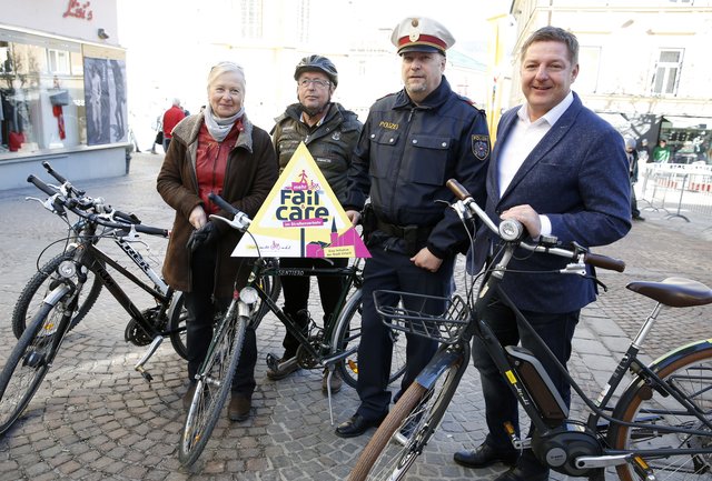 Ab 2. April dürfen Radfahrer am Hauptplatz in Schritt-Geschwindigkeit fahren. 
Hier: Sabina Schautzer (Grüne), Radbeauftragter Ronald Messics, Polizeichef Erich Londer, Bürgermeister Günther Albel (v. links) | Foto: Stadt Villach/Höher