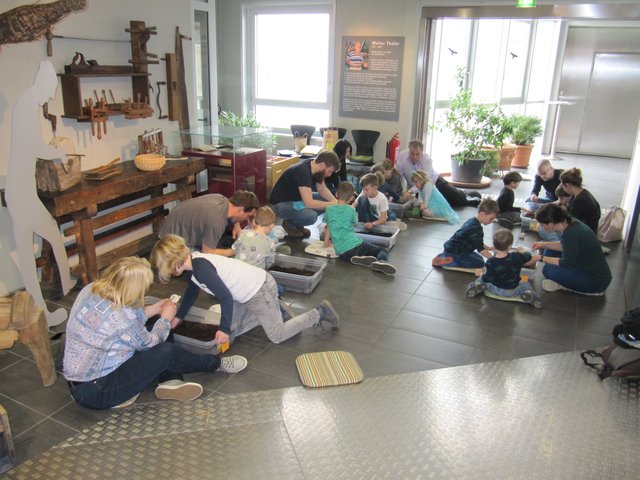 Die Kinder waren sehr für das Thema Archäologie zu begeistern und versuchten sich gleich selbst an Grabungen | Foto: Potocnik