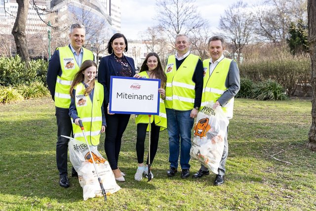 Landesweite Flurreinigungsaktion: Laszlo Niklos (Country Manager Coca-Cola Österreich), Bundesministerin Elisabeth Köstinger, Frank O‘Donnell (General Manager Coca-Cola HBC Österreich) und Werner Knausz (Vorstand ARA)