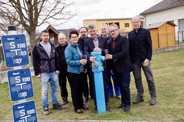 Die Gemeinden rund um die Ortschefs Lisbeth Kern, Walter Wieseneder und Franz Engelmaier (beim Hydranten) teilen sich einen Wasserbehälter.