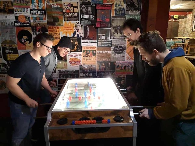 "Kraut"  gönnen sich am Wuzzler ein  Spielchen zur Entspannung vor einem Gig. | Foto: Kraut