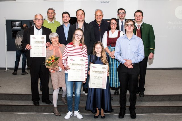 Die ausgezeichnten Bischofshofener auf einem Bild:
Dr. Christoph Plawenn (Ehrengast), Dr. Ilse-Maria Plawenn-Salvini, Susanne Lastowicka (Zither), Nada Dupovac (Klavier), Irene Kreuzberger (Bauernmusikkapelle Bischofshofen), Peter Steinberger (Posaune)
Hinten von links: Eduard Seer (Fotografie), Philipp Kehrer (Kulturverein Pongowe), Josef Saller (Architektur), Gerhard Luger (Fotografie), Sebastian Kehrer (Kulturverein Pongowe), Klaus Vinatzer (Bauernmusikapelle Bischofshofen)
Nicht am Bild: Trachtenmusikkapelle Pöham