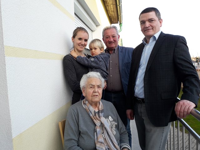 Maria Sailer, Enkeltochter Tina und Urenkerl Luis,
Bgm. Alois Wegleitner und Vizebgm. Wolfgang Lidy