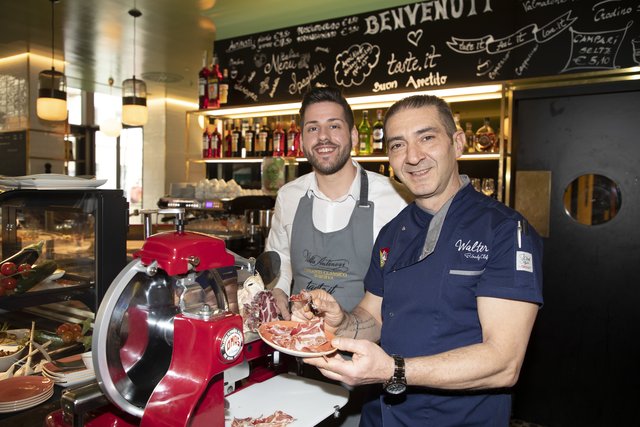 Restaurantleiter Gaetano Corigliano und Walter Sanguedolce im Lokal.