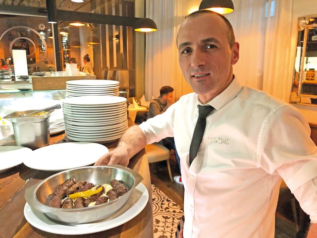 Die besten Ćevapčići mit Sauerrahm gibt’s im "Galaxie".