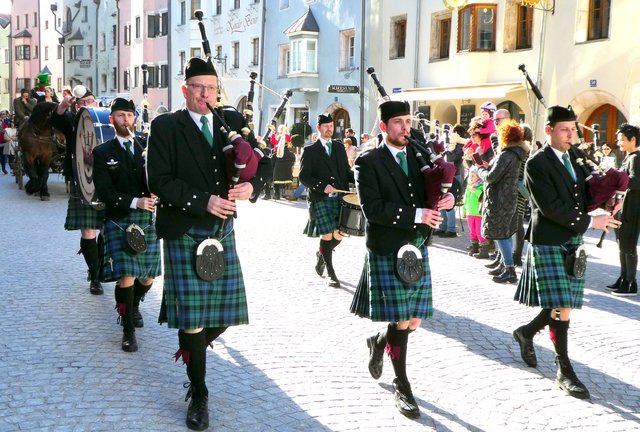 Die achtköpfige "Red Eagle – Tyrolean Pipe Band" begleitete den Umzug musikalisch.  | Foto: Florian Haun