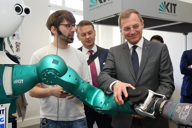 Landeshauptmann Thomas Stelzer (re.) und Werner Pamminger (Business Upper Austria, Mi.) am Karlsruhe Institute of Technology (KIT).