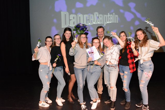 Die Siegerinnen der Gruppe über 15 Jahren mit Moderatorin Julia Mayer und Stadtrat Klaus Frank
