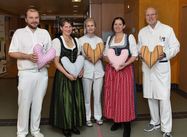 V. l.: Peter Prötsch (Chirurgie), Christiane Schwarzmayr (Obfrau Goldhaubengruppe Sigharting), Gerlinde Joos, Anita Kieslinger und Christoph Kopf (Leiter der Abteilung Chirurgie). | Foto: gespag