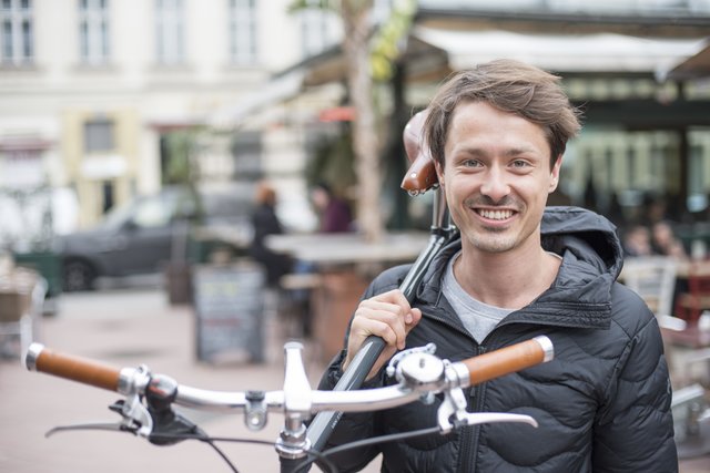 Statt zu Fuß zu gehen, nimmt Ernst Merkinger in Wien lieber das Radl.