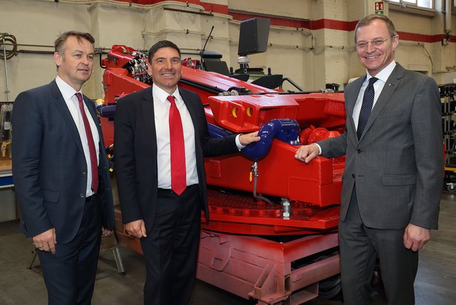 Werner Pamminger (Business Upper Austria), Michael Kristeller (Geschäftsführer Rosenbauer Karlsruhe) und Landeshauptmann Thomas Stelzer (v.l.n.r.).