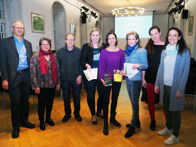Die Psychologin Verena Gutknecht sprach über das Stärken von Eltern – GR Wolfgang Bernhuber, Gabriele Walenta und Wolfgang Konrad von der Gesunden Gemeinde Maria Enzersdorf, Bundesrätin GfGR Marlene Zeidler-Beck, Vizebürgermeisterin Michaela Haidvogel, sowie Kathrin Rudel und Dagmar Prinz von der Gesunden Gemeinde Maria Enzersdorf lauschten gespannt. | Foto: Marktgemeinde Maria Enzersdorf