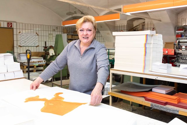 Jeden Tag etwas Neues in den Händen: Maria Walter führt die Buchbinderei Gutmann mit viel Liebe und Geschick. | Foto: Geopho