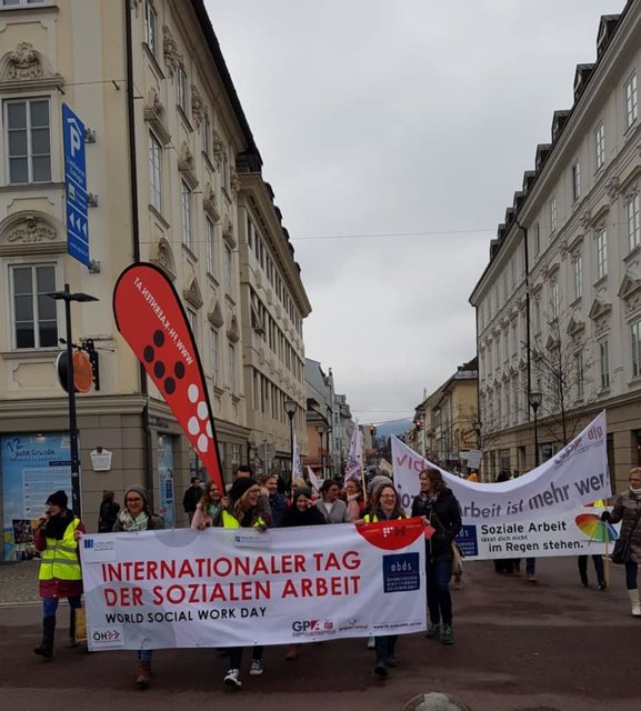 Zum Internationalen Tag der Sozialen Arbeit marschierte man heute von der Landesregierung zum Alten Platz | Foto: Christina Leitner-Intering