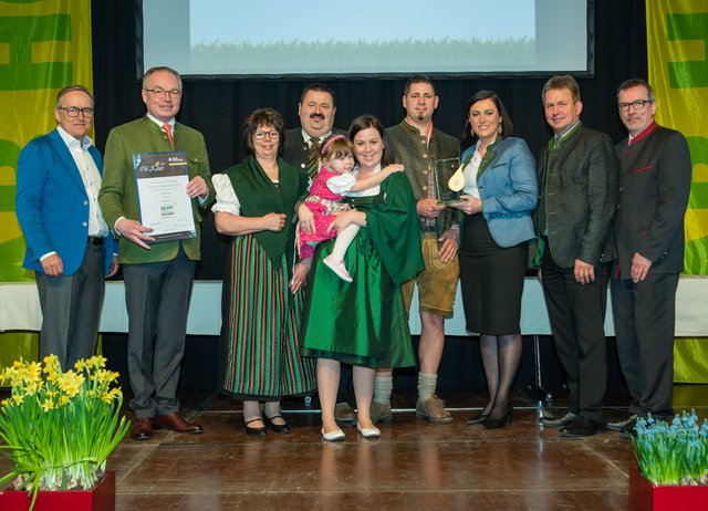 Er ist jetzt Öl-Kaiser: Von Bundesministerin Elisabeth Köstinger (3.v.r.) bekam Martin Raidl aus Aschbach für sein Kürbiskernöl die Auszeichnung "Öl-Kaiser" verliehen. | Foto: Messe Wieselburg GmbH