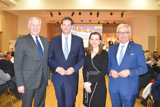 Martin Eichtinger, Landesrat und Präsident des Europa-Forum Wachau, Lukas Mandl, Mitglied des Europäischen Parlaments
, Gerda Füricht-Fiegl, Lehrgangsleitung politische Kommunikation, Donau-Universität Krems und Alfred Riedl, Präsident des Österreichischen Gemeindebundes und Bürgermeister der Marktgemeinde Grafenwörth.