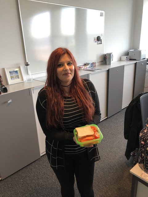 Iss was G'scheits: Lucia Schnabl bringt ihr Essen von daheim. | Foto: WOCHE