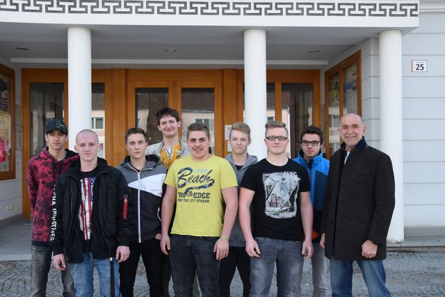 v.l.: Gabriel Prinz, Julian Reiner, Maximilien Maierhofer, Stefan Gruber, Stefan Holzmüller, Emanuel Filler, Bernd Steininger, Lukas Maier, Bgm. Josef Schaden