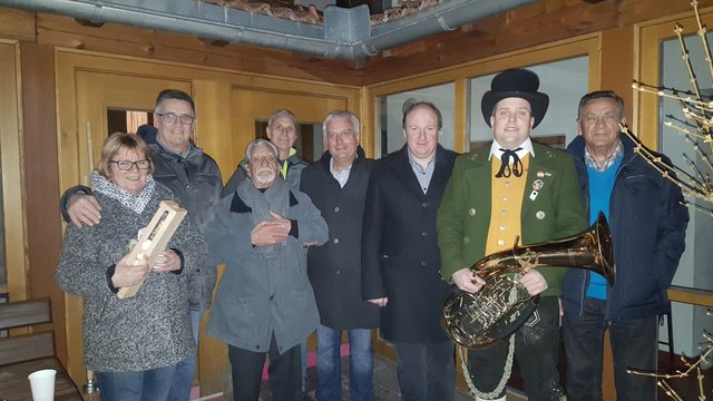 Jucceline Griot, Frank Griot, Michel Griot, Patrice Griot, Bgm. Heinz Kofler, GV Josef Hojnick, Obmann Musikkapelle Christian Streng und Obmann Seniorenverein Josef Partoll (v.l.). | Foto: Claudia Wallnöfer