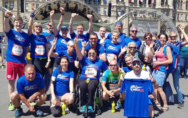 Julia Macchietto (im Rollstuhl) trägt heuer weltweit die Startnummer 1 und darf in Wien den Startschuss für den Wings for Life World Run abfeuern. | Foto: KK