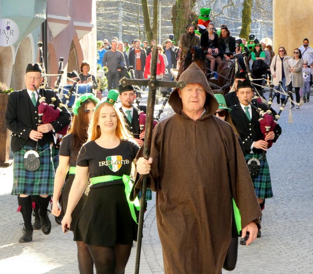 Angeführt von einem symbolischen "St. Patrick" zogen die Teilnehmer des Umzugs vom Westparkplatz durch die Altstadt bis zum Pub.  | Foto: Florian Haun