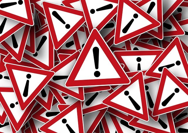 Ein Verkehrszeichen und eine Schneestange mussten beim Unfall dran glauben | Foto: Pixabay/geralt