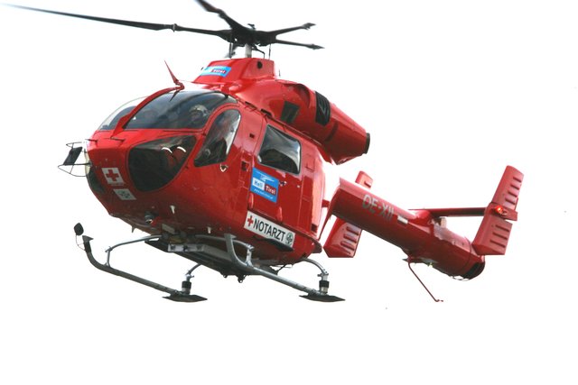 Ein Mann war am Montag auf einem Forstweg in Uttendorf mit der Schneeräumung beschäftigt. Er stürzte mit seinem Radlader ab und überschlug sich mehrmals. Der Rettungshubschrauber brachte ihn ins Krankenhaus.   | Foto: BBL