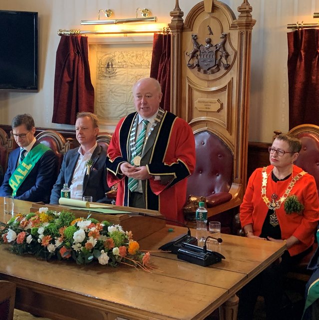 Mit einem kleinen Festakt wurde das Städtepartnerschaftsjubiläum in Clonmel gefeiert: Kieran Stafford (National President SVP), Mario Abl (Bürgermeister Trofaiach), Richie Molloy (Bügermeister Clonmel), Debs Edwards (Bügermeisterin Reading/England). v.l. | Foto: STGT